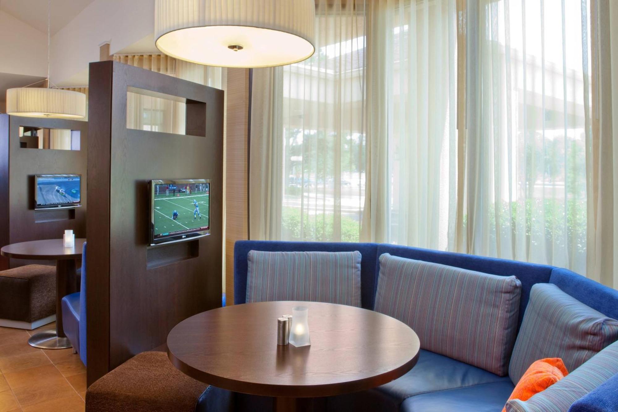 Courtyard By Marriott Columbus Hotel Exterior photo