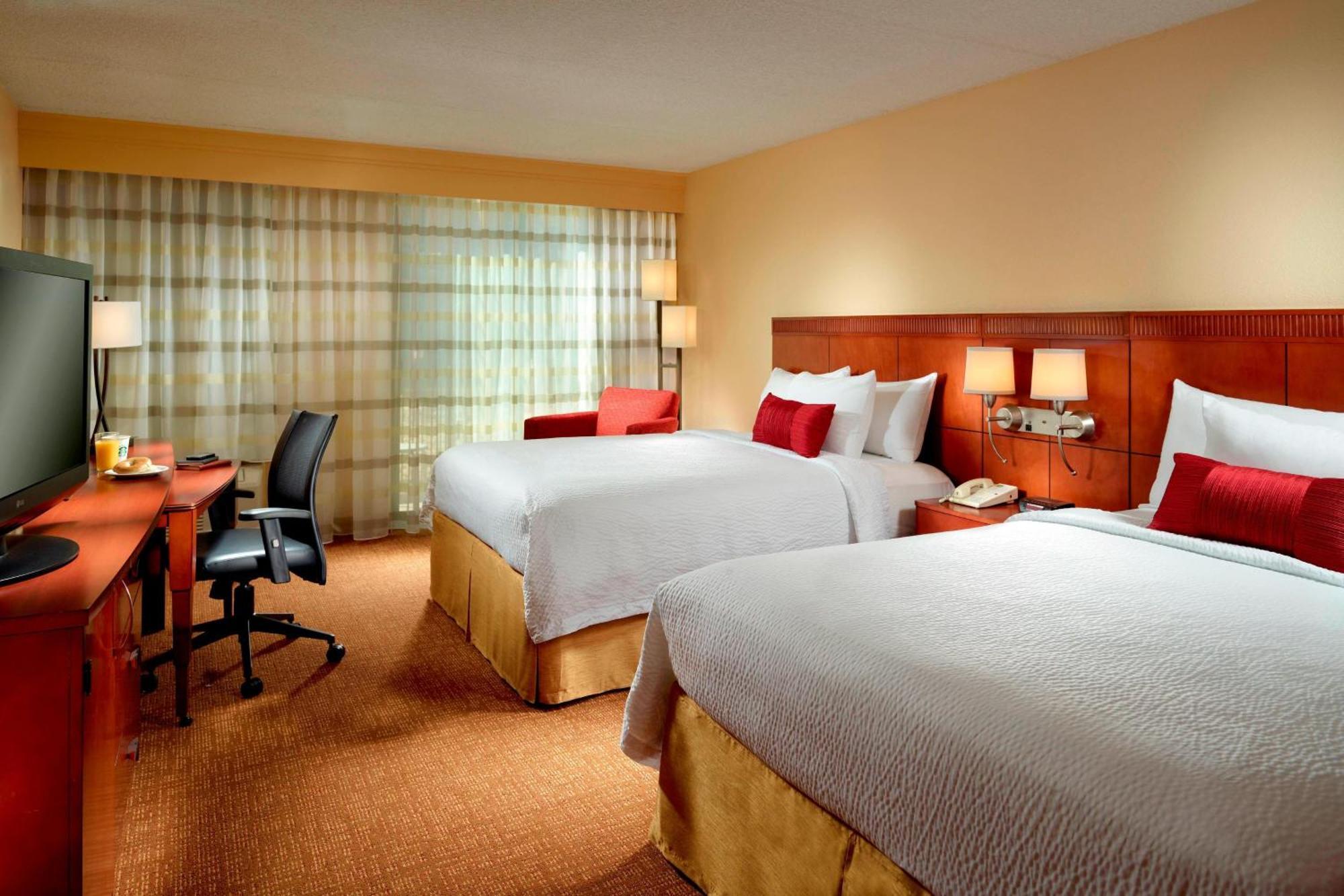 Courtyard By Marriott Columbus Hotel Exterior photo
