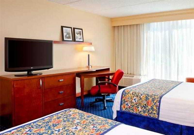 Courtyard By Marriott Columbus Hotel Exterior photo