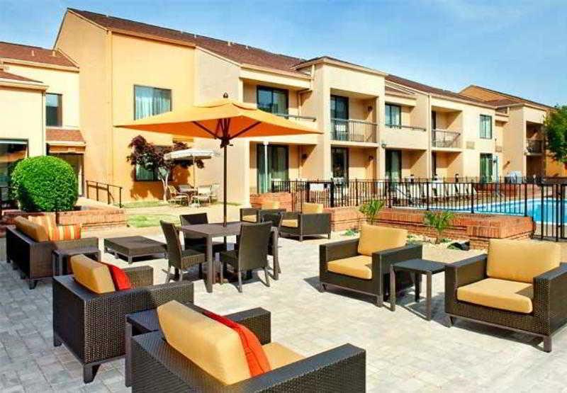 Courtyard By Marriott Columbus Hotel Exterior photo
